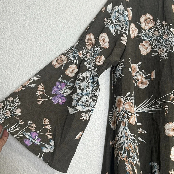 Umgee Womens Size Medium Cotton Blend Gray Floral Flowy Tunic Blouse Bell Sleeve - Picture 4 of 9